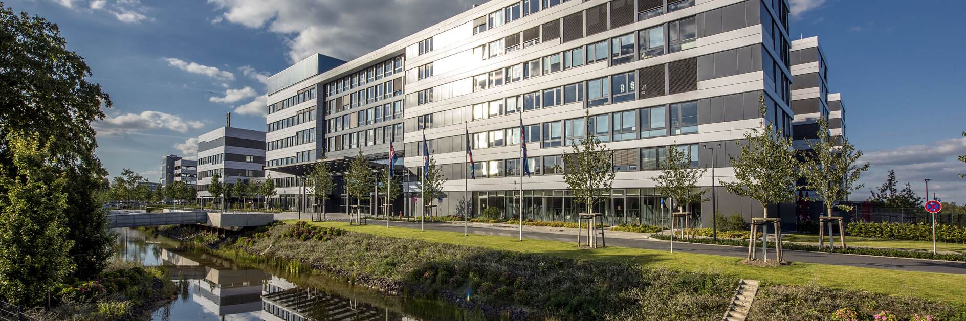 The tesa SE building complex in Norderstedt, which was dedicated in early 2016, combines the company’s headquarters nd research and technology center in a single facility. At 160 million euros, it was the largest investment in the company’s history. There are currently more than 1,000 employees working at the site on Hugo-Kirchberg-Strasse.