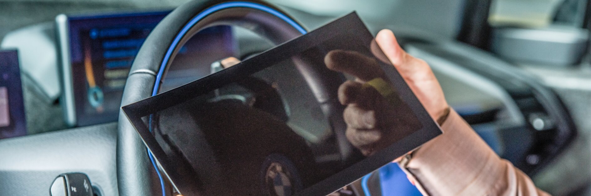 A tablet on wheels: Cars are increasingly becoming mobile living spaces. Large displays contain many tesa adhesive tapes, which do more than just bond parts together. They also perform additional functions.